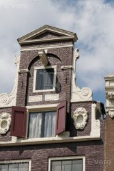 Amsterdam, Détail de maison sur le canal- Pignon en cou