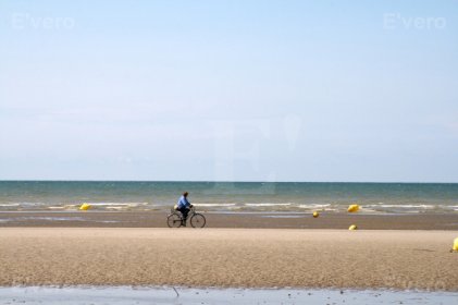 Sur la plage en bicyclette.